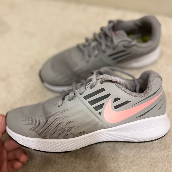 Nike woman’s athletic shoe - Picture 2 of 6